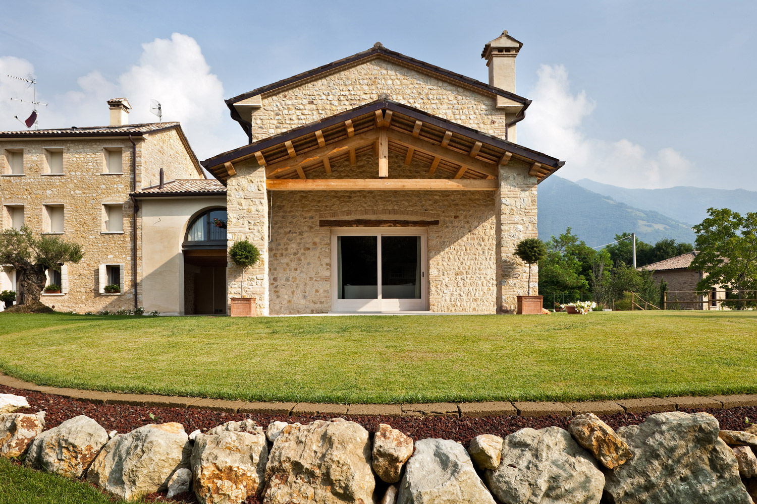 Rehabilitación de una casa de campo con Sassoitalia® y hormigón