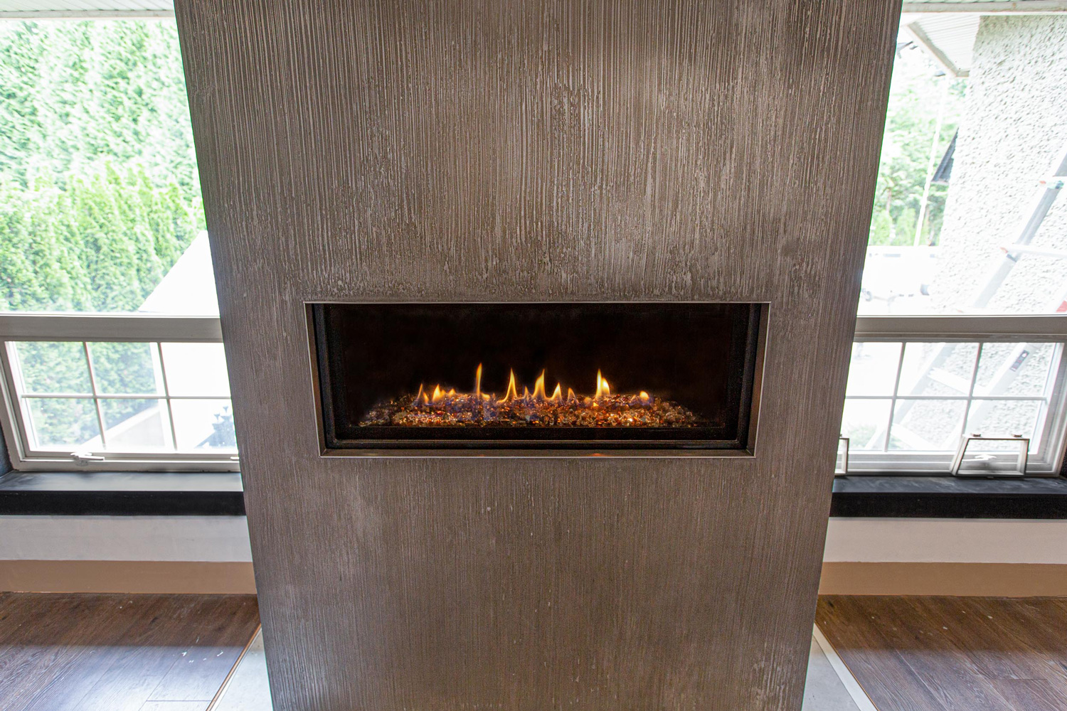 Chimenea en una casa particular en Vancouver - Ideal Work®: acabados de