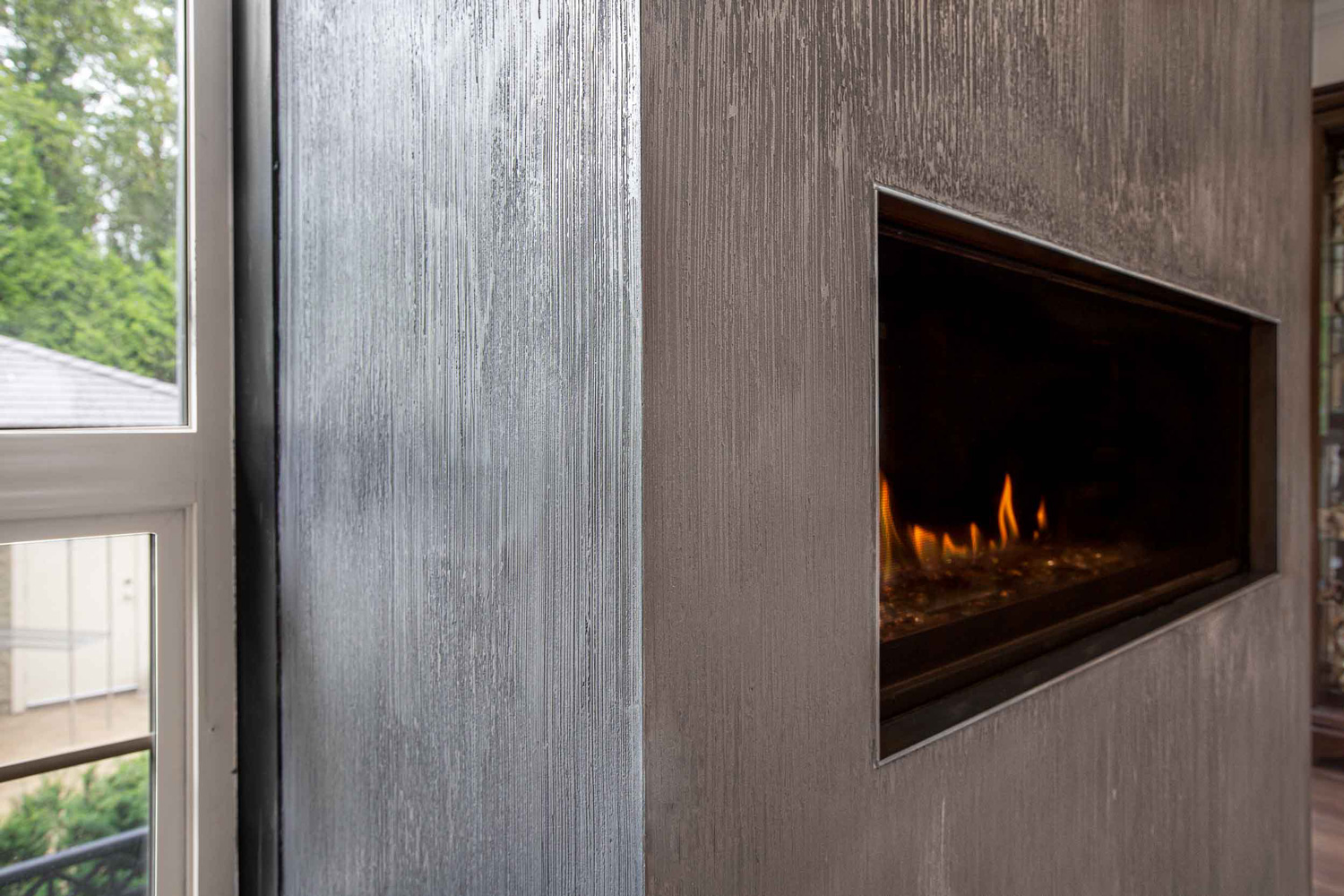 Chimenea en una casa particular en Vancouver - Ideal Work®: acabados de